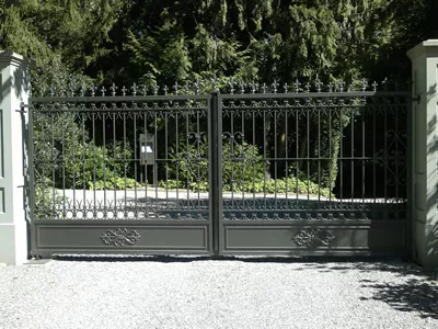 Kunstschmiede Appenzell AG - Einfahrtstor aus Schmiedeeisen individuell gefertigt