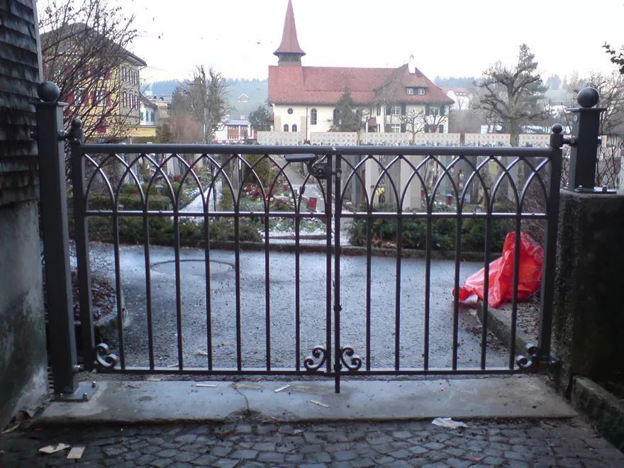 Kunstschmiede Appenzell AG - Einfahrtstor aus Schmiedeeisen individuell gefertigt