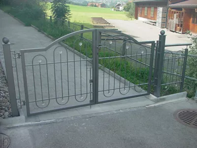 Kunstschmiede Appenzell AG - Kunstschmiede Appenzell Gartentor mit Ornamenten